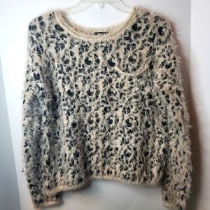 𝅺XOXO Cheeta Eyelash Sweater  size Large